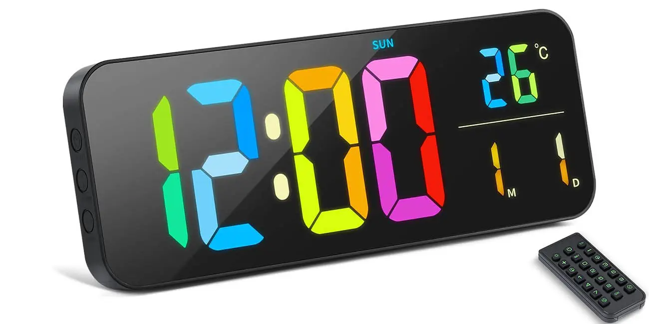 Este reloj digital de pared tiene una súper pantalla a color y un precio de auténtica carcajada ¡Corre!