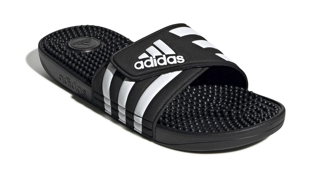 Estas son las chanclas más vendidas de Adidas que te masajean los pies y que hoy puedes cazar con una rebaja arrolladora