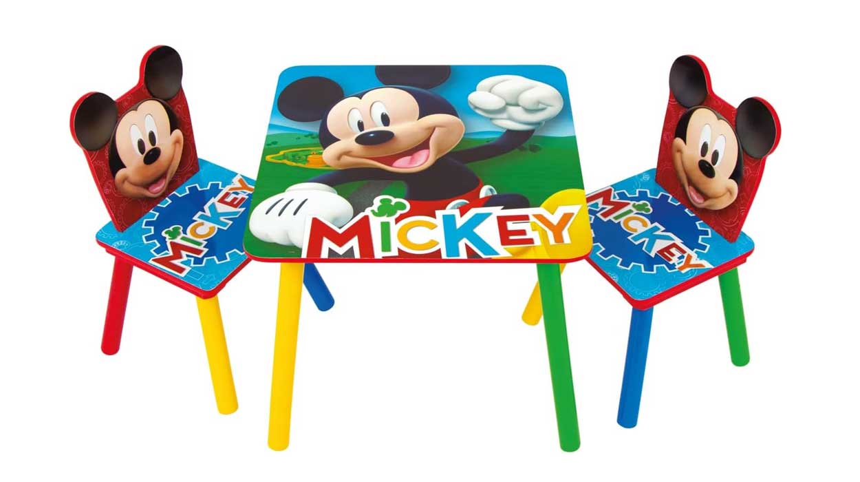 Chollo conjunto de mesa y 2 sillas infantiles Arditex de Mickey Mouse por sólo 59,90€ con envío gratis (16% de descuento)