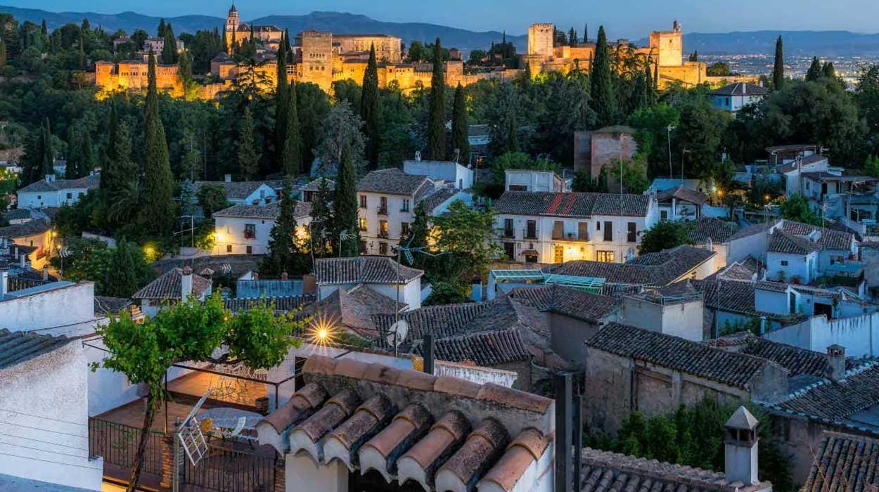 Granada en Navidad: Hotel 4 + Desayuno + Tren Turístico desde 44€/persona