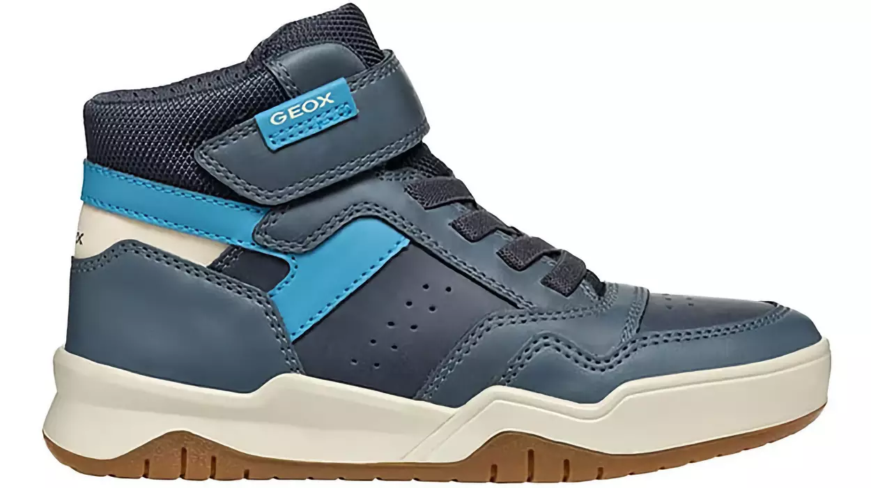 Amazon rebaja un 40% estas comodísimas zapatillas Geox de caña alta para niños ¡A por ellas!