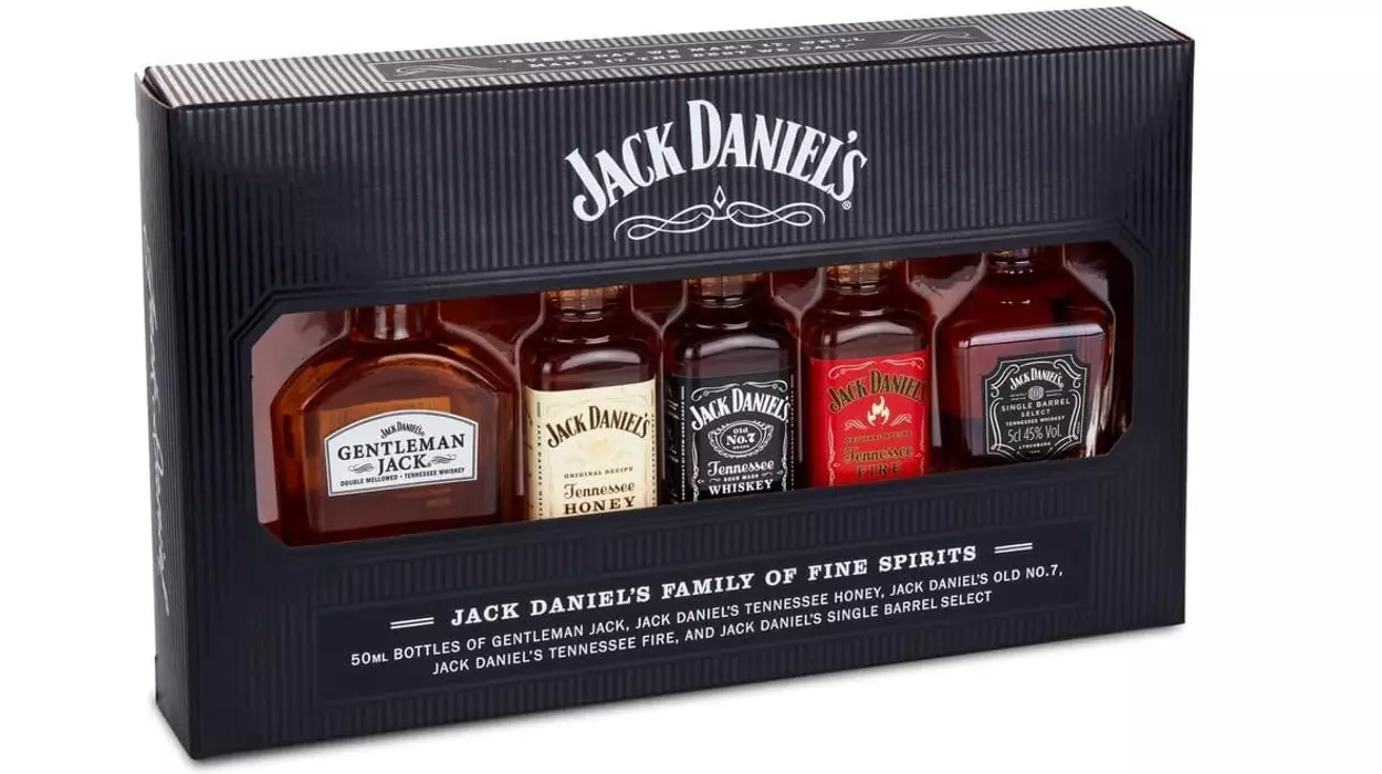 Chollo Pack x5 botellitas Jack Daniel’s Family of Fine Spirits de 50 ml por sólo 17,48€ (19% de descuento)