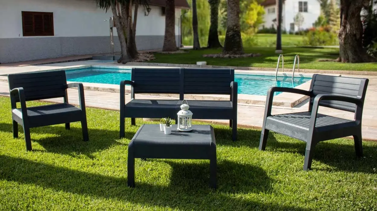 Chollo Conjunto de muebles de jardín Valencia con mesa, 2 sillas y sofá por sólo 99€ (-33%)