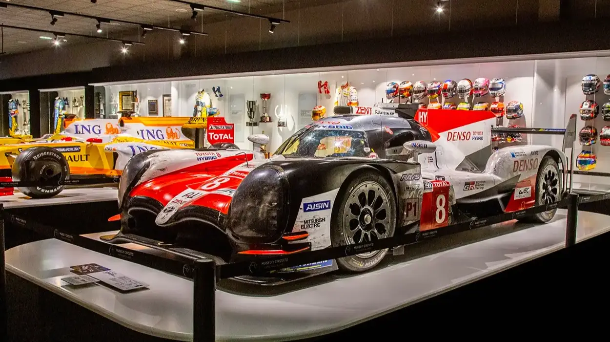 Escapada Museo Fernando Alonso en Asturias: Noche de hotel + entradas desde sólo 39€ por persona