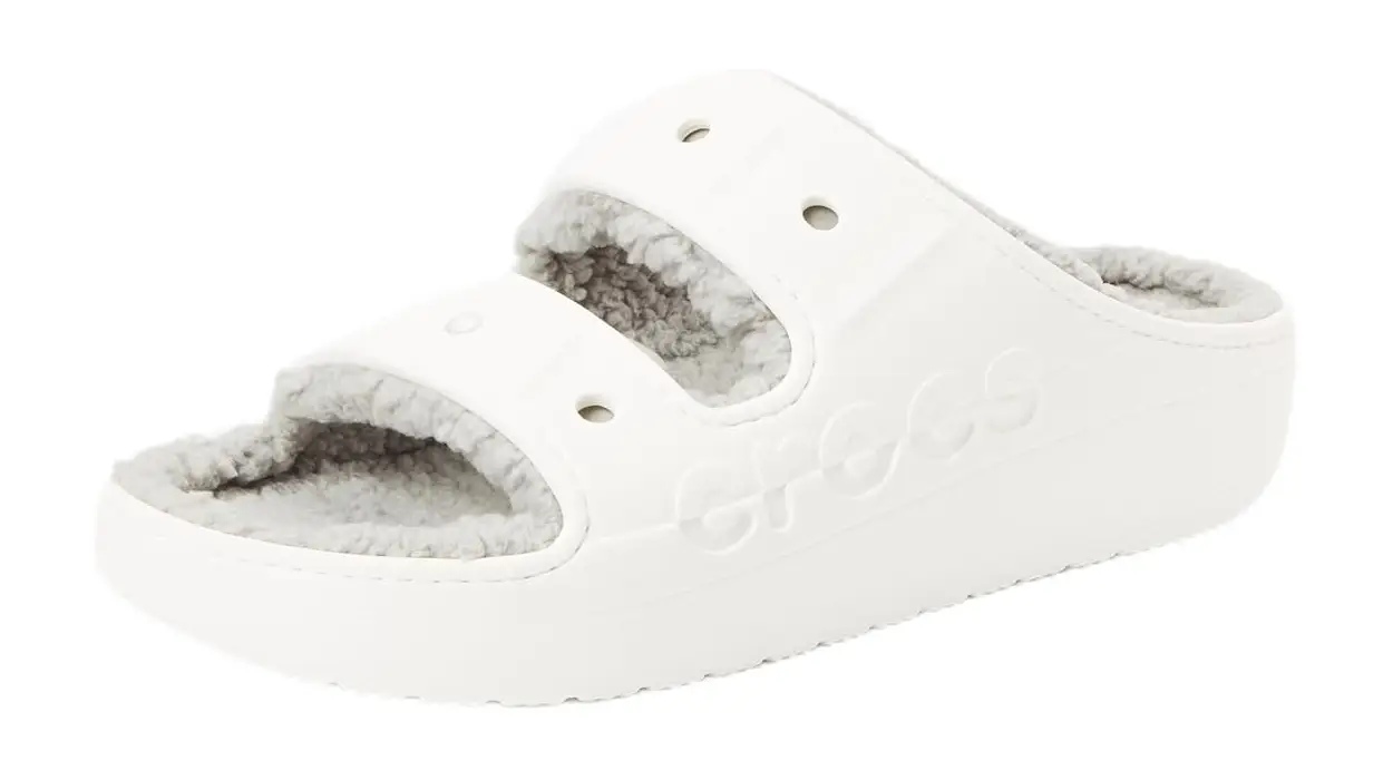 Rebajón épico en las sandalias Crocs perfectas para los días más fresquitos ¡60% de descuento!