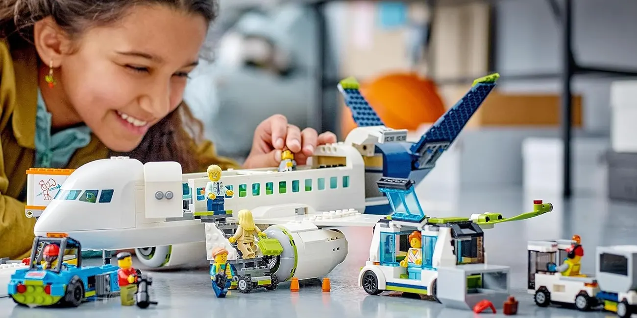 Chollo LEGO 60367 City Avión de Pasajeros por sólo 67,40€ con envío gratis (-33%)