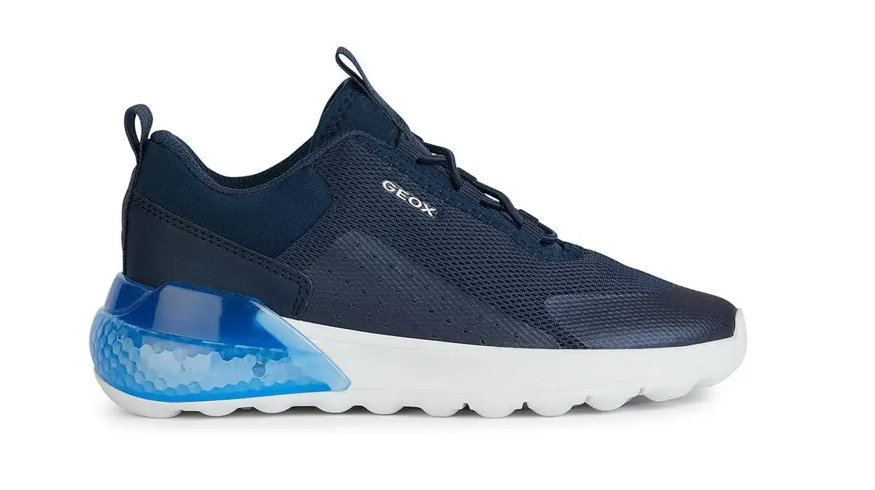Chollo Zapatillas infantiles Geox J Activart Illuminus con luces integradas por sólo 36,99€ con envío gratis (-47%)