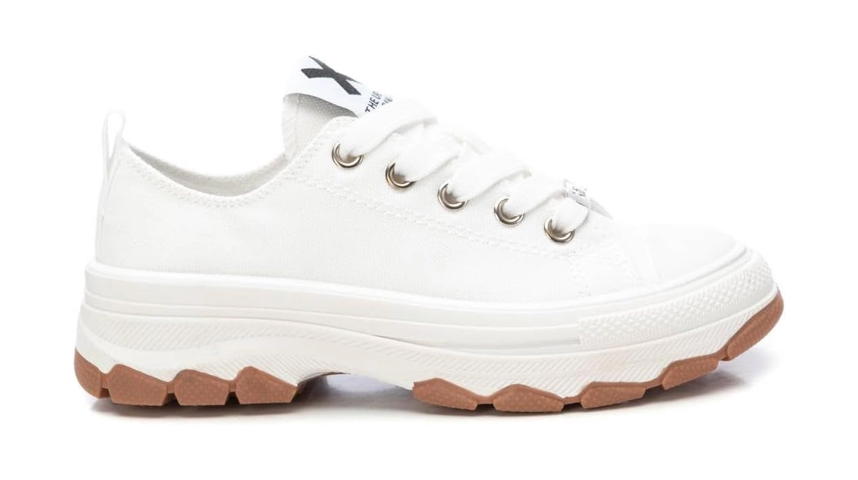 Estas bonitas zapatillas urbanas XTI para niñas están disponibles hasta las talla 39 a un precio MINIMALISTA total