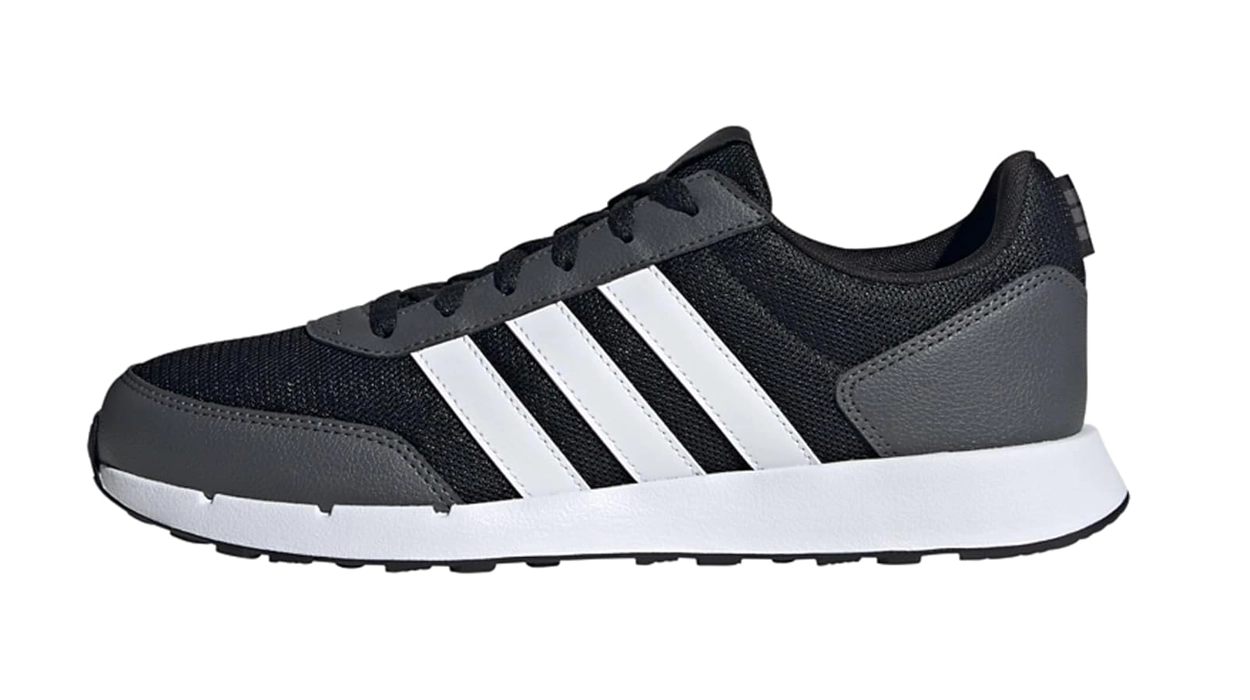 Llévate hoy las vendidísmas Adidas Run 50s en el color más combinable a un precio de competición