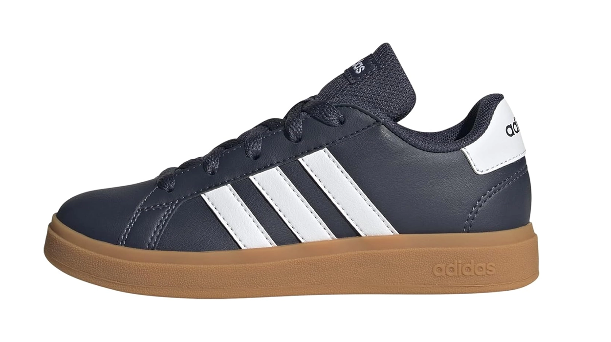 Estas Adidas Grand Court para niños son perfectas para ir preparando la vuelta al cole sin vaciar tu cartera
