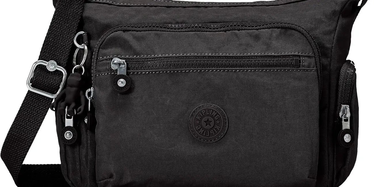 Amazon rebaja al mínimo esta bandolera Kipling Gabbie S en color negro, perfecta para llevar todas tus cosas organizadas a diario ¡55% de descuento!