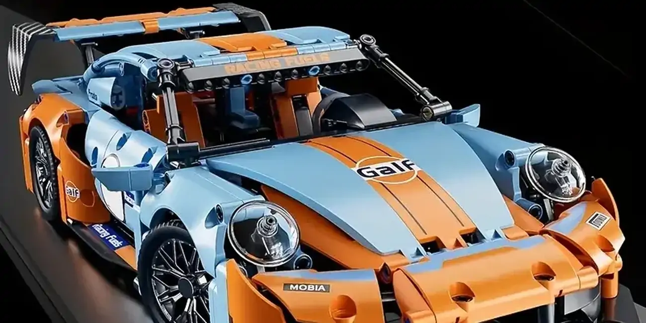 Diviértete montando este coche de carreras tipo Porsche con más de 1.200 piezas que quedará genial en tu estantería por menos de 9 euretes