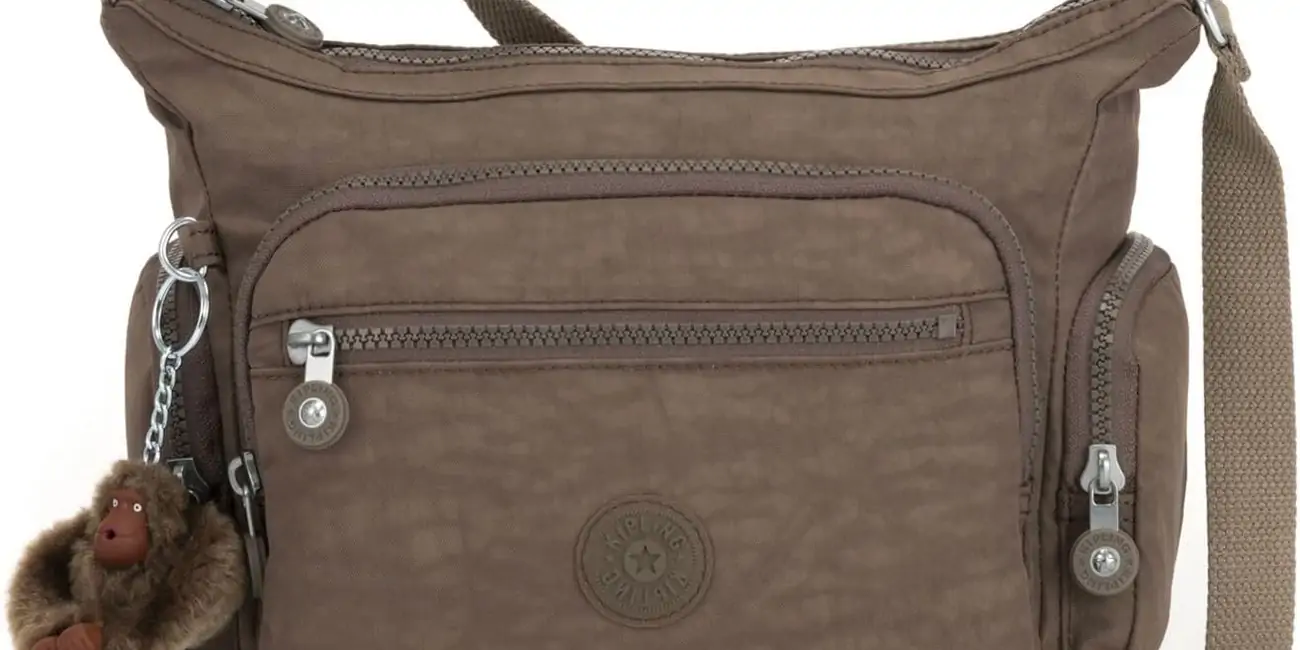 Consigue este bolso bandolera Kipling Gabbie S en color beige con un descuentazo del 57% (tendrás que darte prisa)