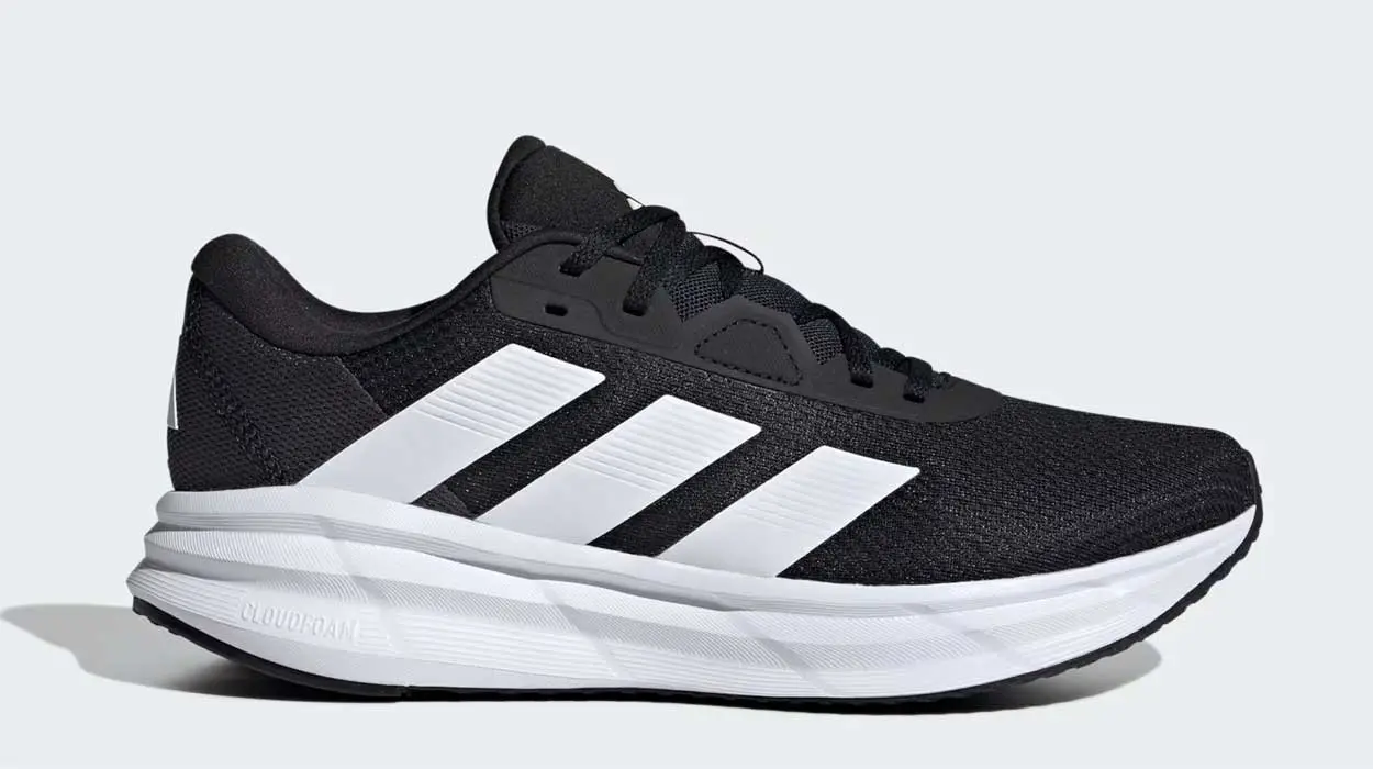 Chollo Zapatillas de running Adidas Galaxy 7 negras y blancas para hombre por sólo 29,99€ con envío gratis (-45%)
