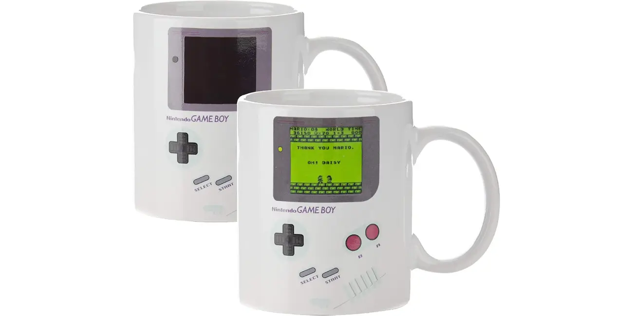 Revive los 90 con cada sorbo: esta taza Paladone Game Boy muestra su mítica pantalla con las bebidas calientes