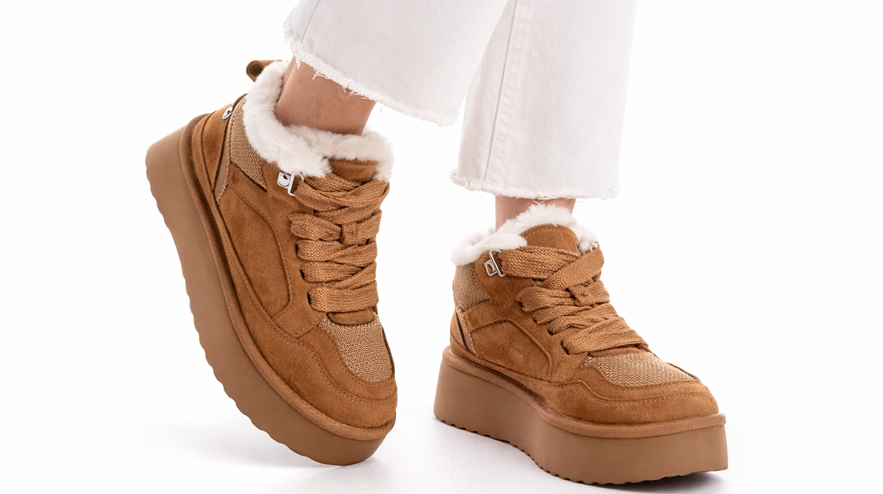 Estas zapatillas de invierno XTI combinan un forro de pelito super cálido con suela de plataforma y un diseño muy original perfecto para combinar con tus vaqueros favoritos, y un 40% de descuento