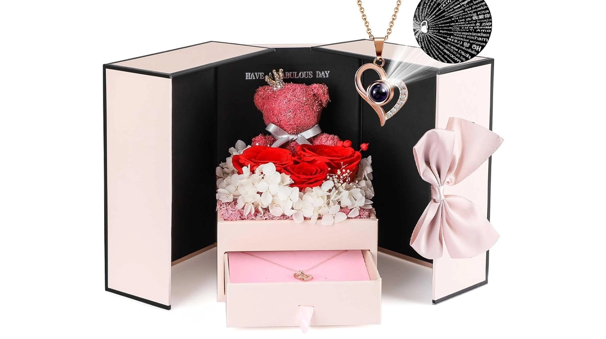 Una rosa que no se marchita, un collar con mensaje secreto y el detalle que está enamorando este año