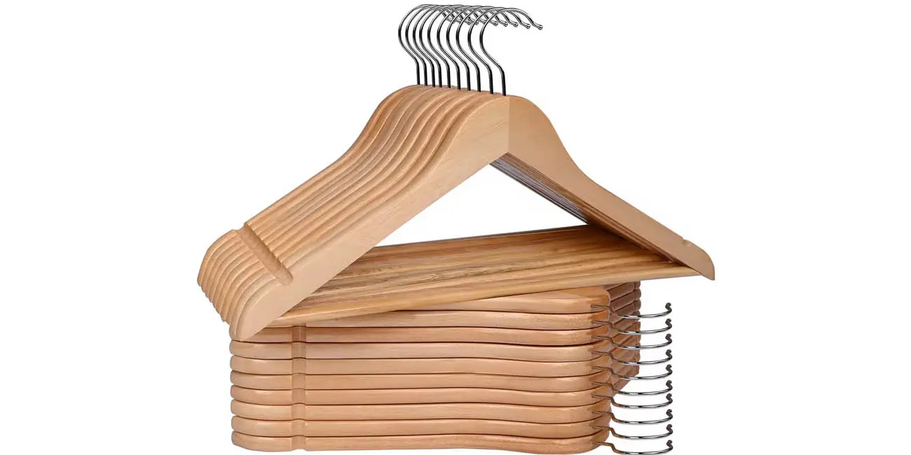 Chollo Pack de 20 perchas de madera T-LoVendo por sólo 12,30€ con cupón y envío gratis (-44%) ¡0,61€ cada una!