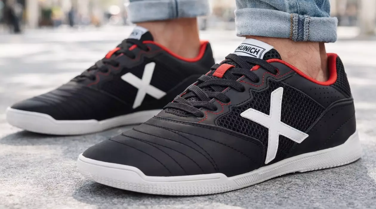 Chollo Zapatillas Munich Debut 03 Unisex negras por sólo 27,50€ (50% de descuento)