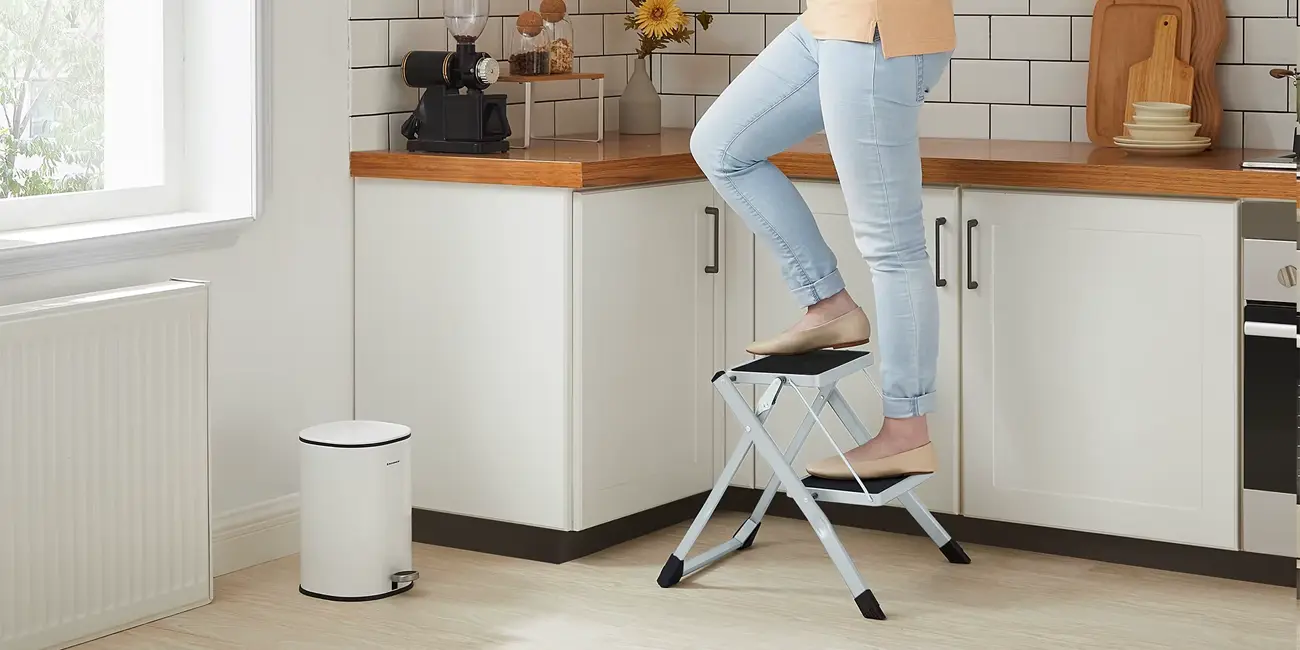 Chollo Escalera de tijera Songmics de 2 peldaños por sólo 16,09€ con cupón y envío gratis (-62%)