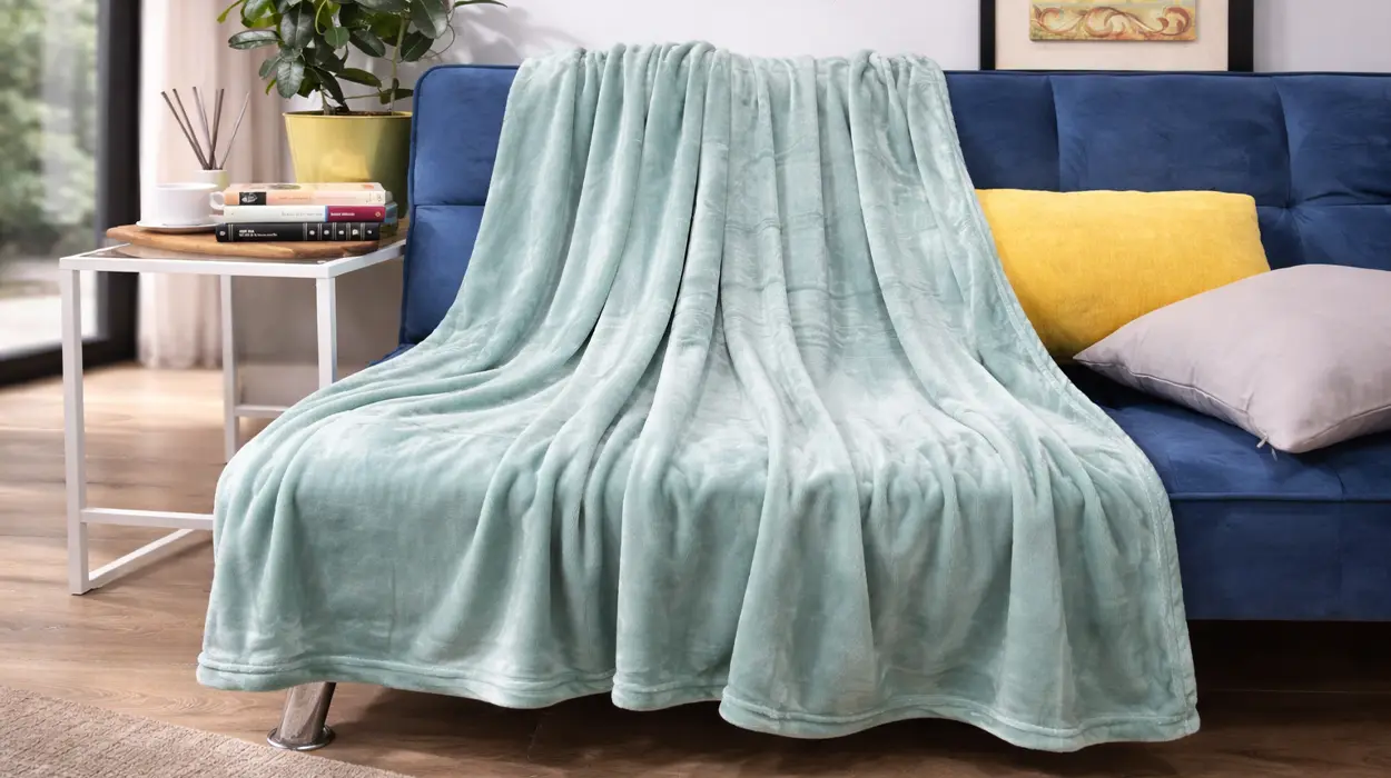 Chollo Manta de microfibra HTE para sofá y cama de 130 x 160 cm por sólo 8,55€ (-29%)