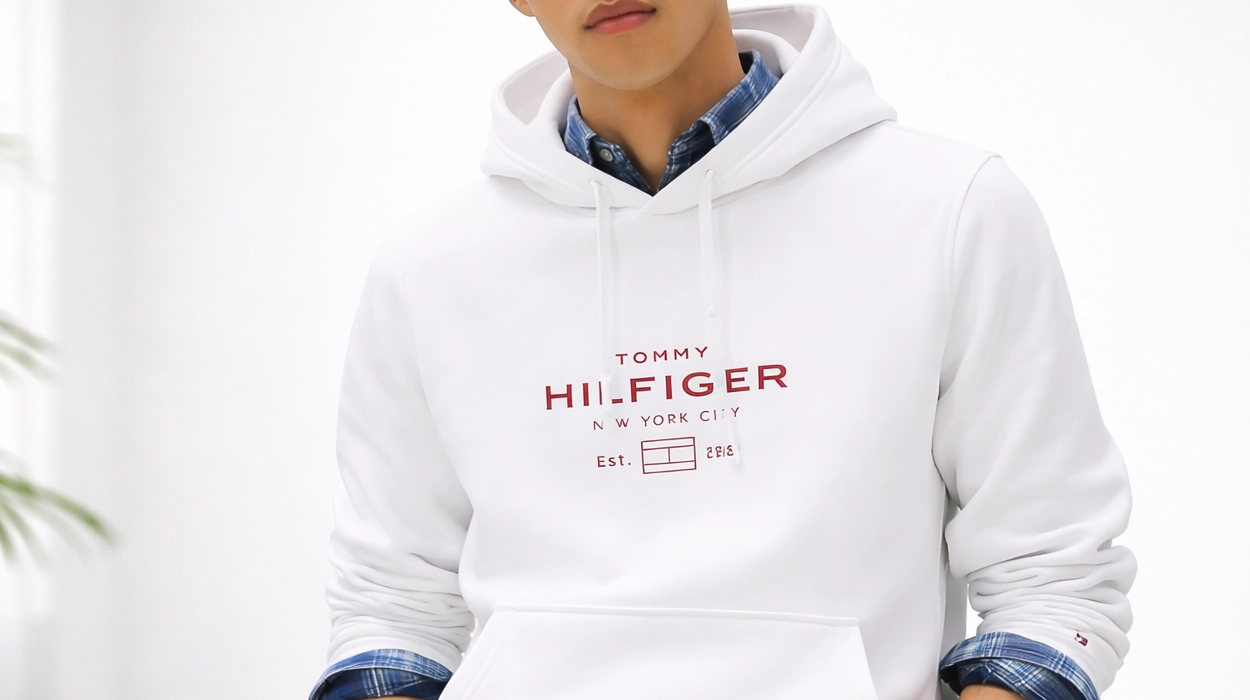 Luce un estilo sport impecable con esta sudadera Tommy Hilfiger Oval Graphic Hoodie de color blanco rebajada con un 45% de descuento
