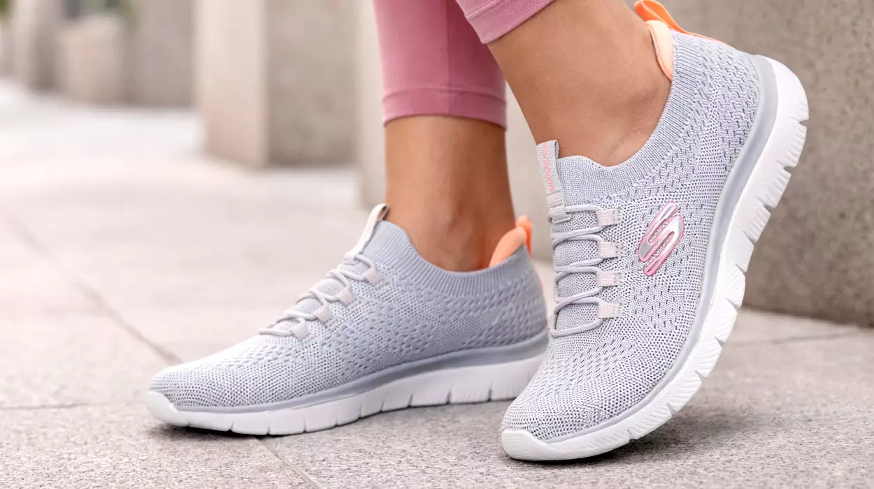 Disfruta la comodidad y el estilo de las Skechers Summits Top Player sin cordones para mujer por sólo 39,95€ con envío gratis (-43%)