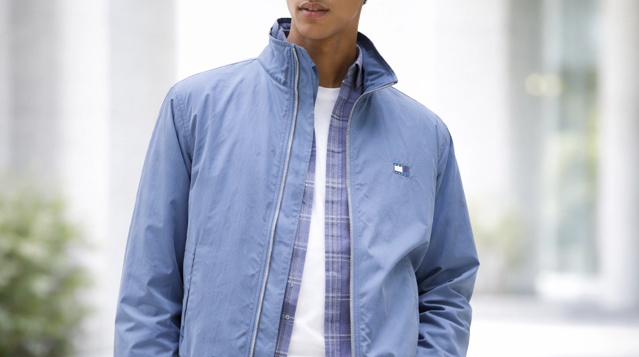 Chollo Cazadora de entretiempo Tommy Jeans Essential con cuello alto para hombre por sólo 61€ con envío gratis (53% de descuento)