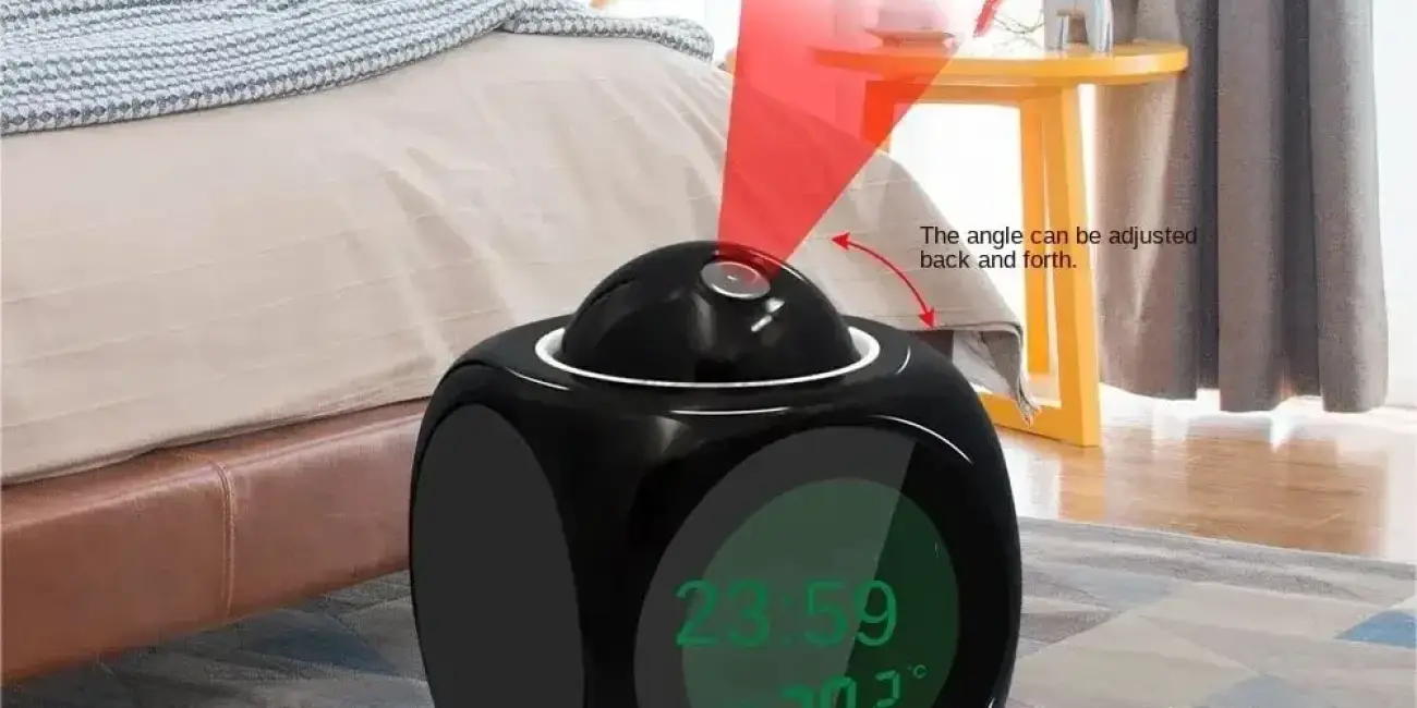 Consulta la hora sin girarte ni cambiar de postura con este reloj despertador con proyector al techo por menos de 6 euretes