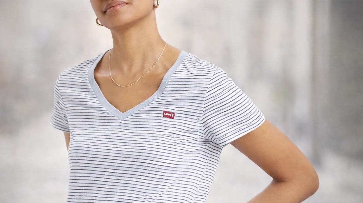 Chollo Camiseta Levis Perfect V neck Chesthit Logo para mujer por sólo 12,50€ (50% de descuento)