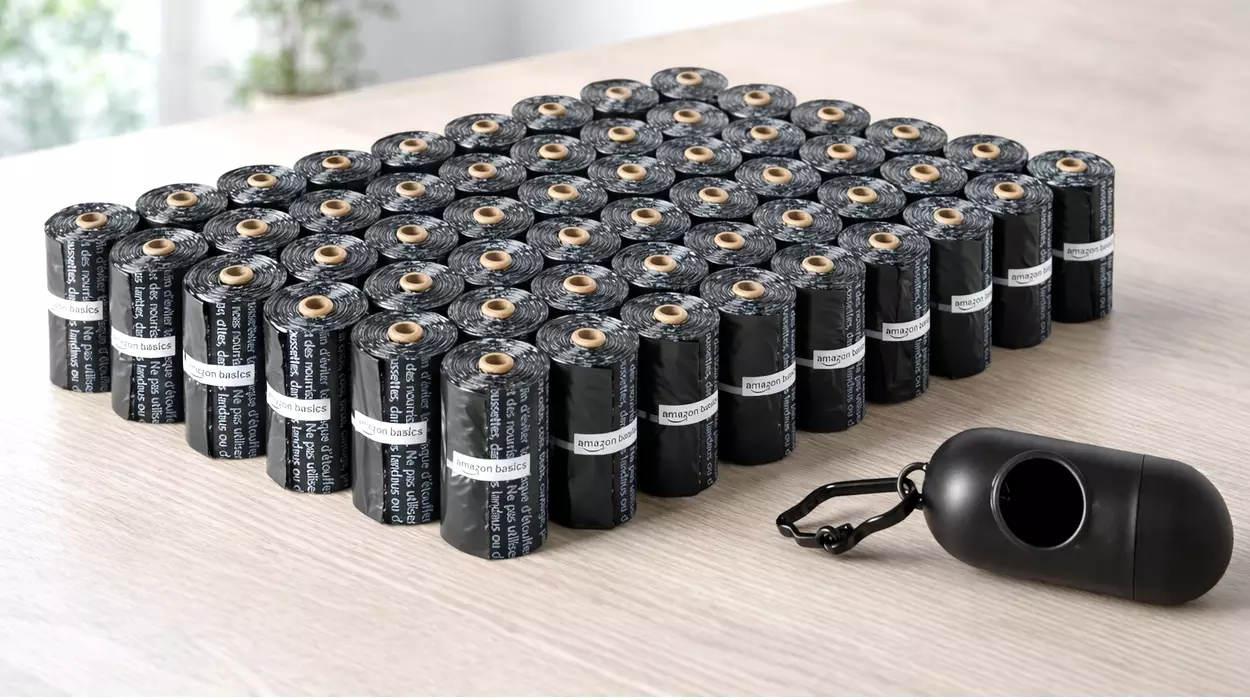 Chollo Pack x900 Bolsas Amazon Basics para excrementos de perros con dispensador por sólo 15,41€ (-25%) ¡Sólo 2 céntimos cada una!