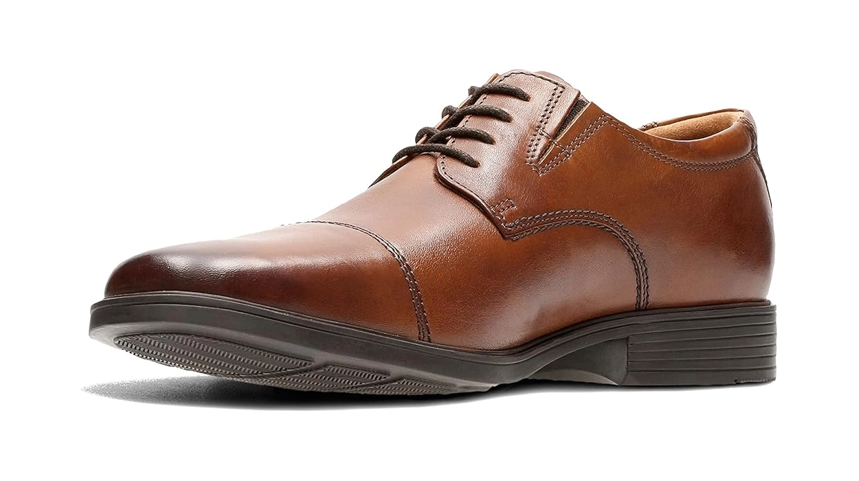 Chollo Zapatos Clarks Tilden Cap para hombre por sólo 46,51€ con envío gratis (42% de descuento)