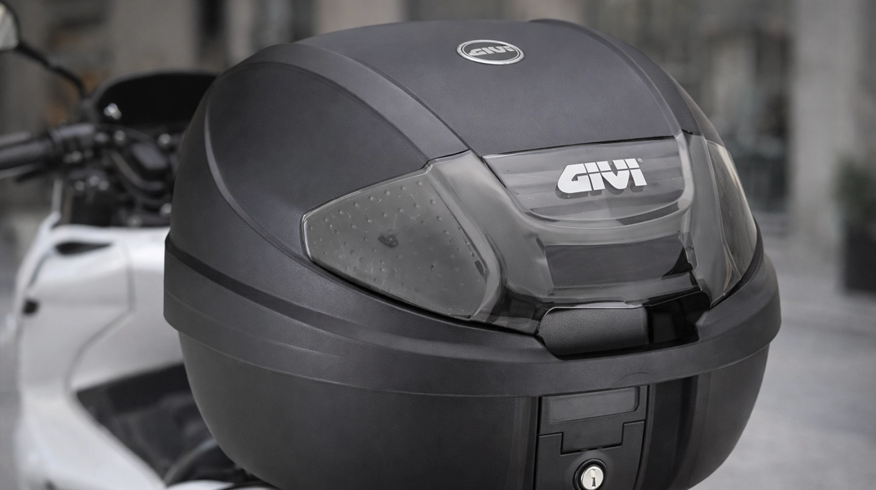 Chollo Baúl para moto Givi E300nt Monolock de 30 litros por sólo 37,70€ con cupón y envío gratis (49% de descuento)
