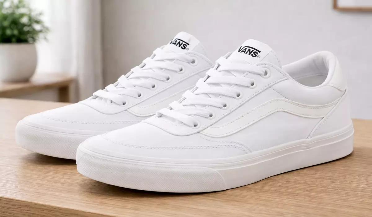 Amazon rebaja un 50% las zapatillas Vans Brooklyn de piel en color blanco total para combinarlas con tus mejores looks