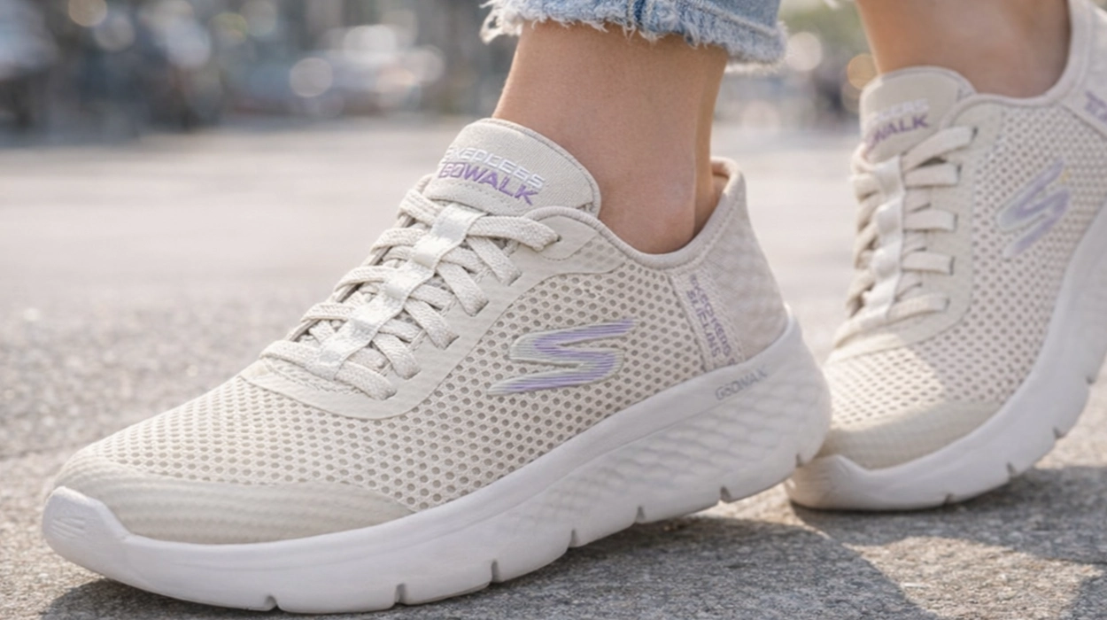 Confort de otra galaxia con estas Skechers para mujer que puedes calzarte sin usar las manos