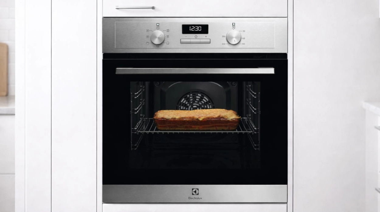 Manejo sencillo y cocción homogénea: Este horno integrable Electrolux con función Aquaclean es una solución económica y práctica para tu cocina