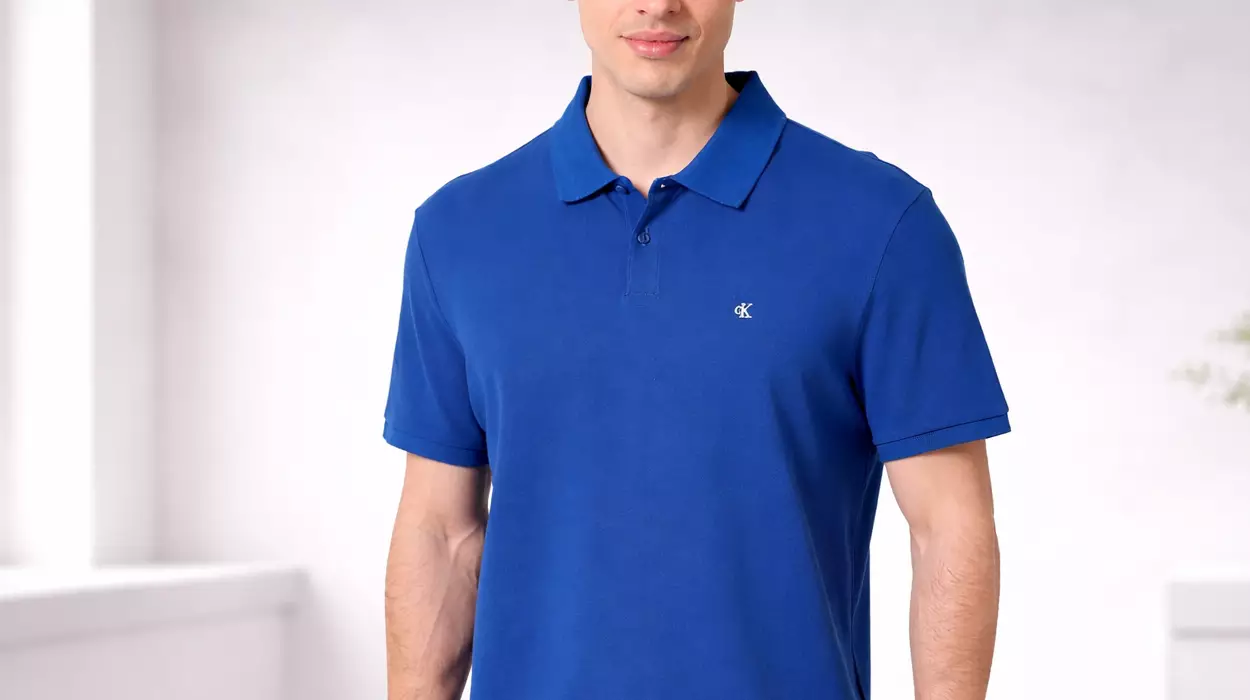 Este polo de Calvin Klein es un básico infalible: corte cómodo, algodón suave y un diseño fácil de combinar, con un 60% de descuento