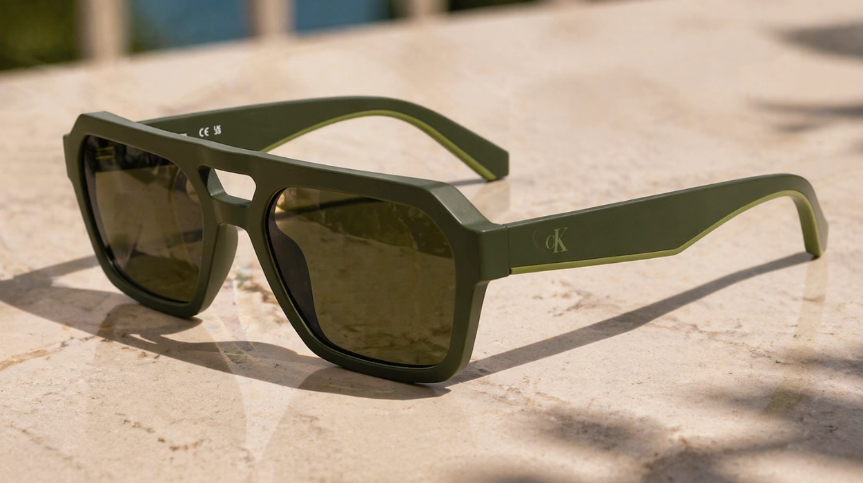 Chollo Gafas de sol Calvin Klein CKJ25603S Khaki para hombre por sólo 34,53€ con envío gratis (46% de descuento)