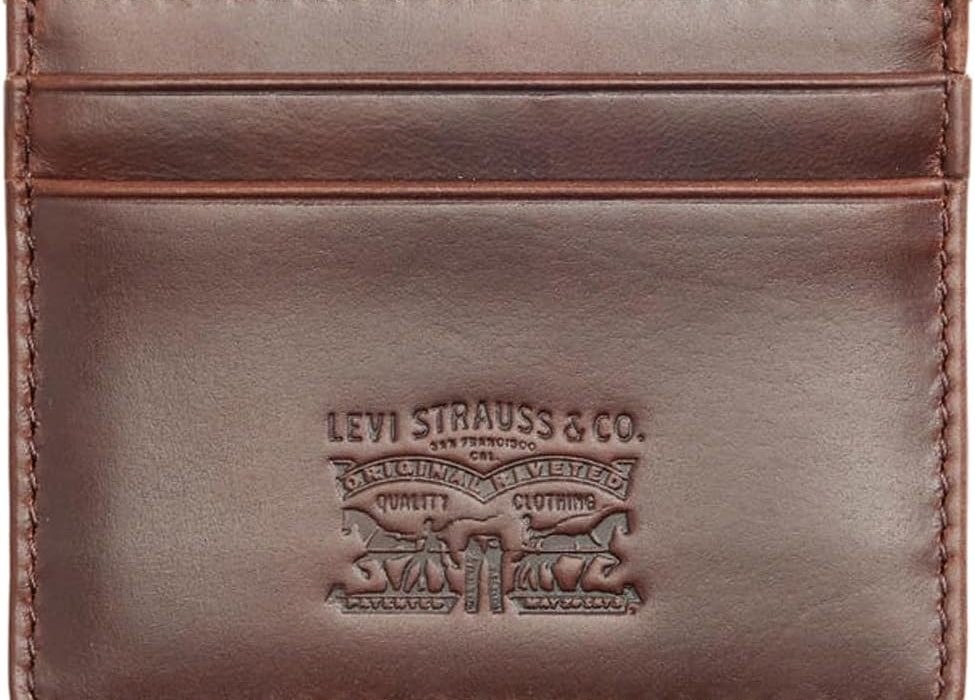 Elegancia y practicidad en este tarjetero Levi’s de piel extra delgado por sólo 16,32€ (-53%)