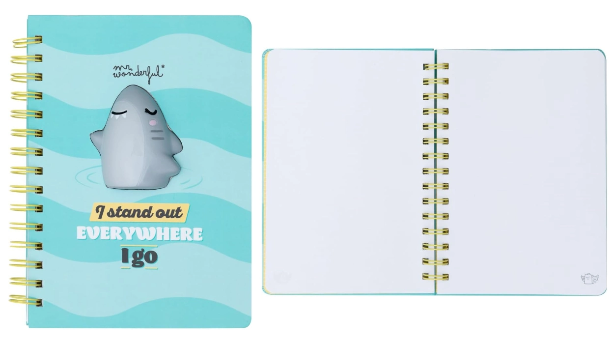 La libreta Mr. Wonderful con tiburón squishy blandito que apetece estrujar todo el rato por menos de 5€, con 160 páginas A5 y pegatinas