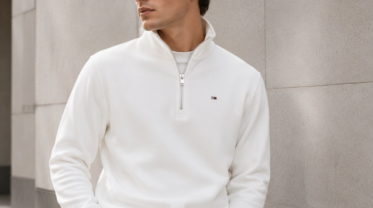 Chollo Sudadera de felpa Tommy Jeans TJM Reg Fleece con media cremallera para hombre por sólo 49,45€ (45% de descuento)