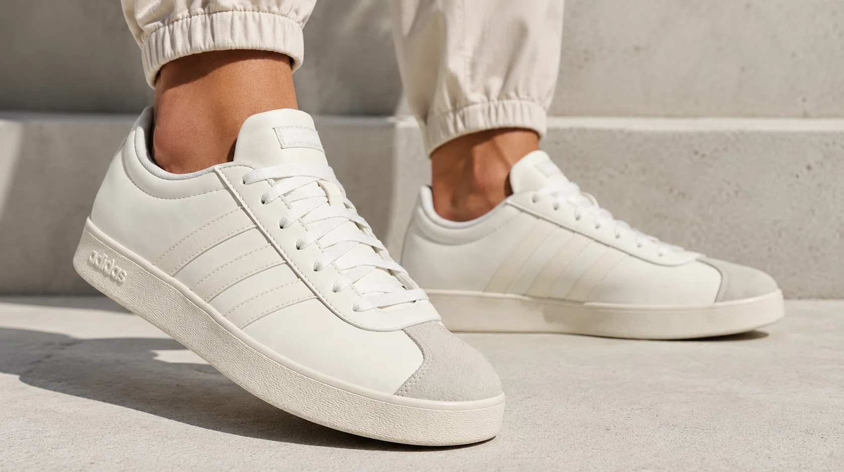 Dale un toque clásico a tu look con estas zapatillas Adidas VL Court Base en blanco crema para hombre por sólo 36€ con envío gratis (-40%)