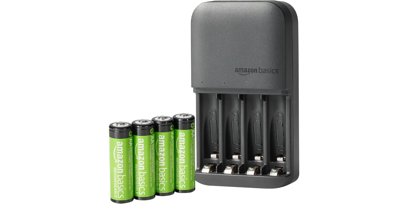 Un imprescindible para casa a precio de ganga: este cargador de pilas Amazon Basics + 4 pilas AA cuesta 13,60€ (-15%)