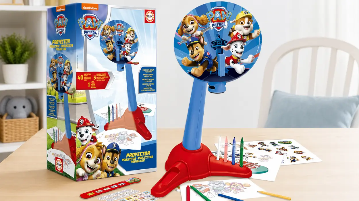 Proyector de dibujos Patrulla Canina para niños con 40 diapositivas, ceras de colores y lápiz de Educa por sólo 14,74€ (-58%)