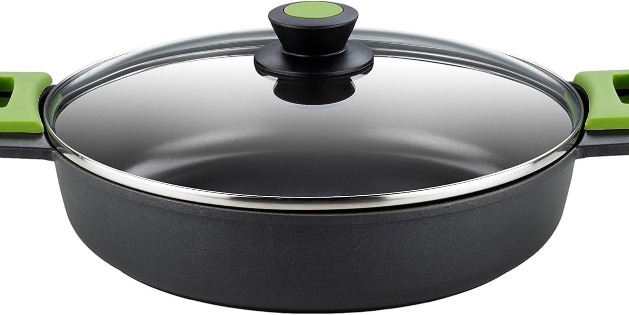Cacerola baja BRA Prior con tapa de cristal y asas de silicona, apta para todo tipo de cocinas, incluso inducción y horno por sólo 22,61€ (-46%)