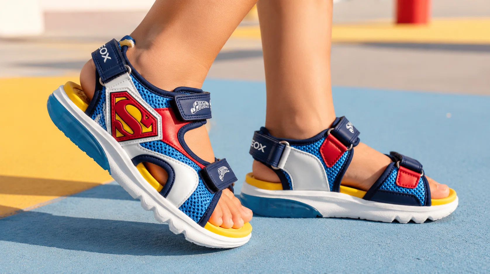 Las sandalias que harán volar de alegría tus peques: Geox J Ciberdron B Superman por sólo 31,45€ con envío gratis (-38%)