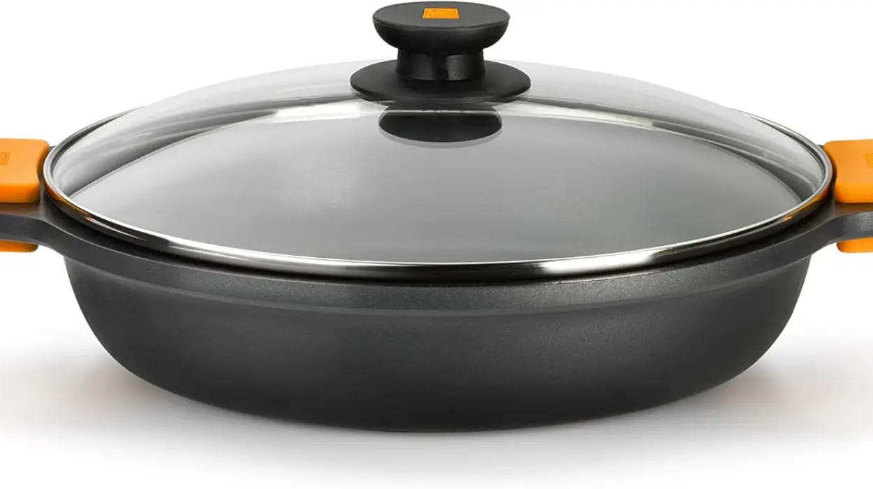 Cacerola baja BRA Efficient de 30 cm con tapa de cristal y asas de silicona por sólo 32,11€ con envío gratis (-47%)