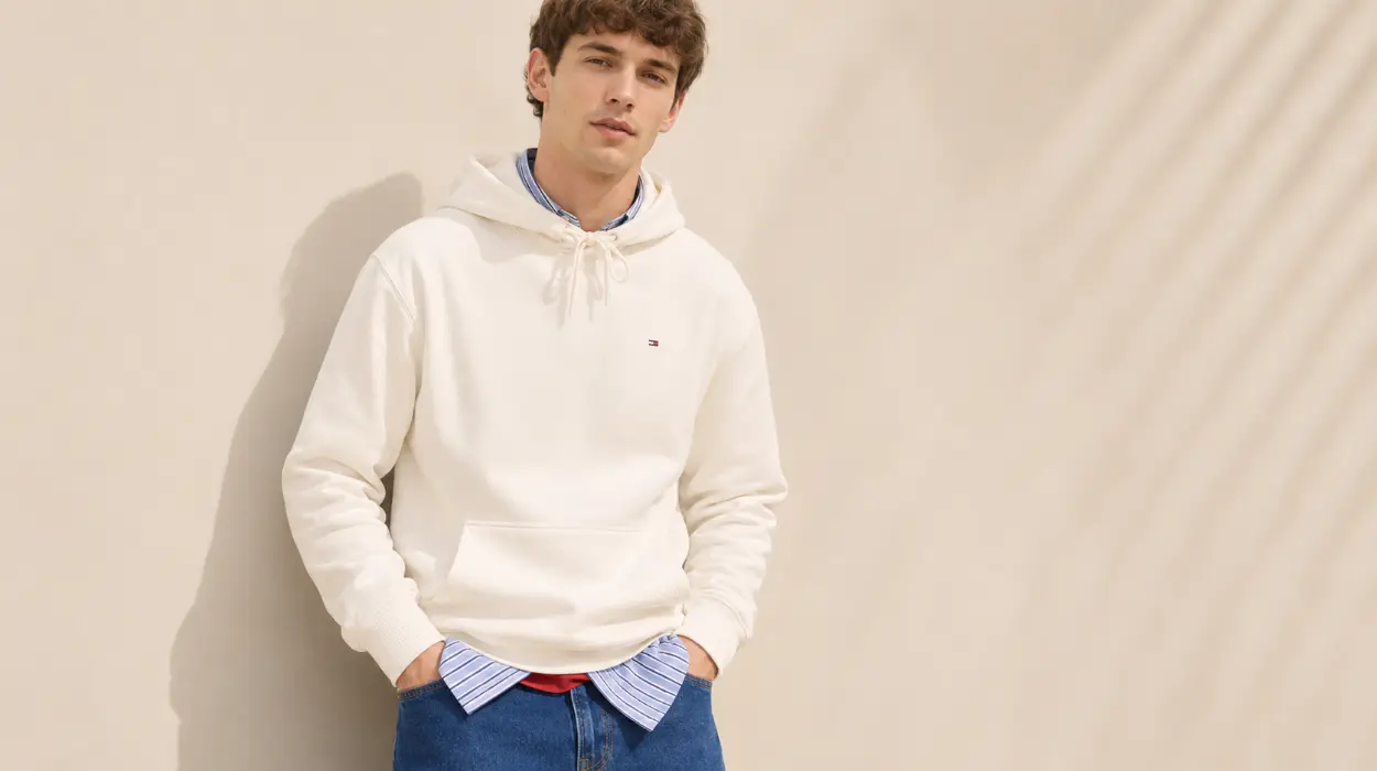 Sudadera Tommy Jeans para hombre Regular Fit Flag Fleece con capucha en color marfil por sólo 31,95€ con envío gratis (-60%)