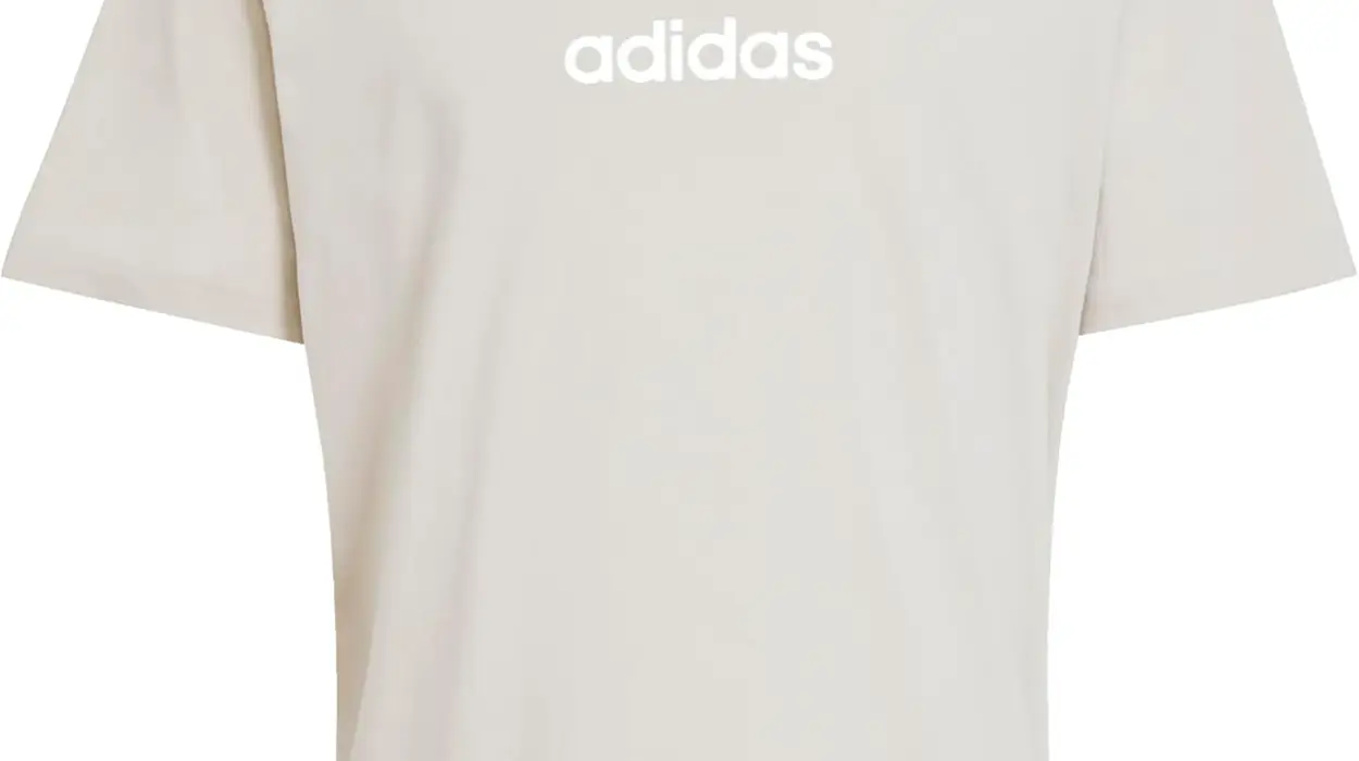 Camiseta Adidas Essentials Linear para hombre en beige casi blanco por sólo 12,99€ (-35%)