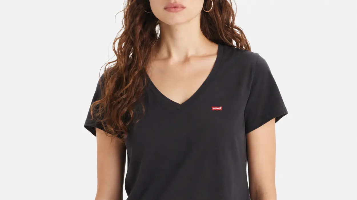 Camiseta Levi’s Perfect V-Neck negra para mujer por sólo 12,50€ (-50%)